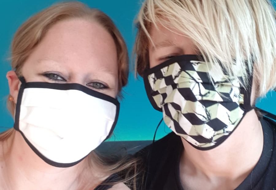 Kim und Jesse mit selbstgenähten Atemschutzmasken